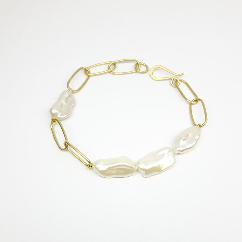 Bracelet en or jaune 18kt et perles de culture d'eau douce Biwa. Piève unique.