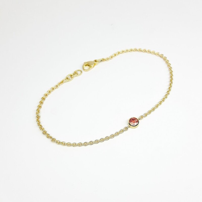 Bracelet en or jaune 18kt et saphir rose-rouge.