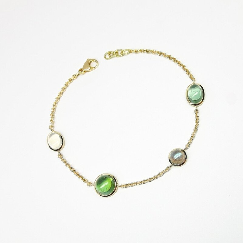 Bracelet en or jaune 18kt, tourmaline, labradorite et pierre de lune. Pièce unique.
