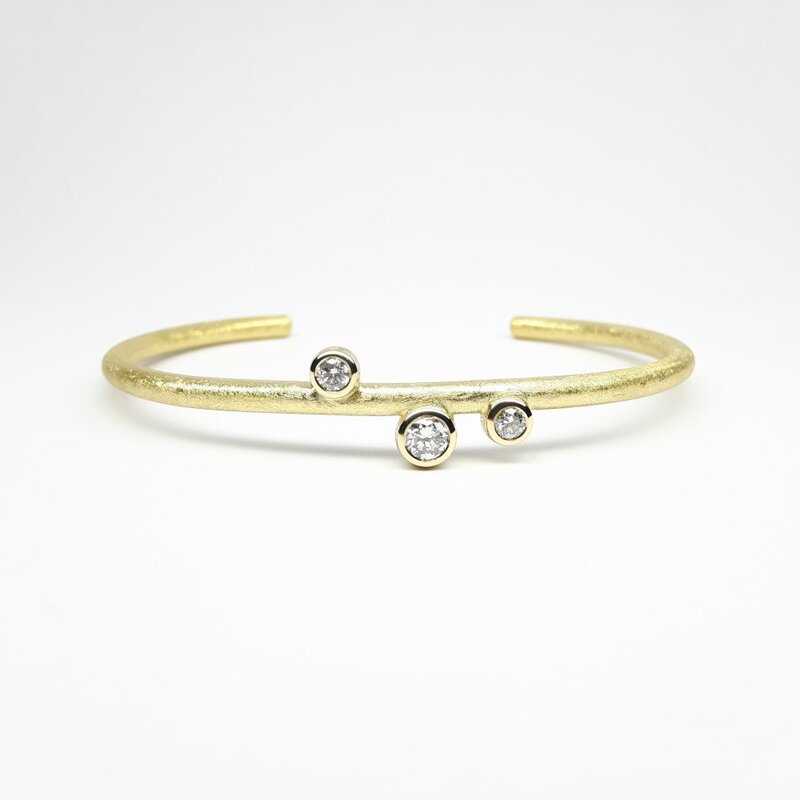 Bracelet en or jaune 18kt et 3 brillants tot. 0,65ct. Pièce unique.