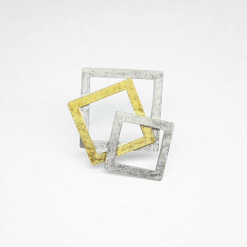 "3 squares", broche en argent 925/- et or fin 24kt. Pièce unique.