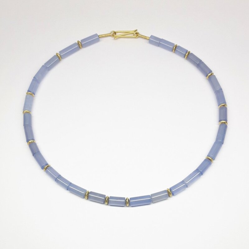Collier en calcédoine fine et or jaune 18kt. Pièce unique.