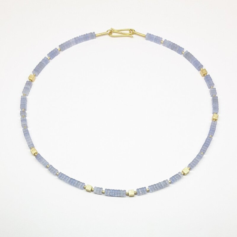 Collier en calcédoine de très belle qualité et or jaune 18kt. Pièce unique.