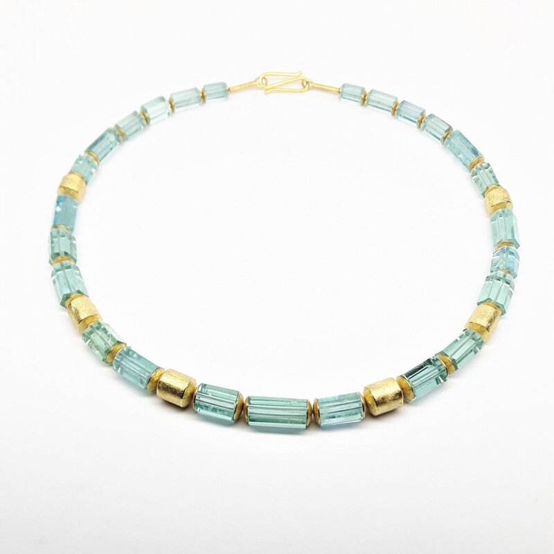 Collier en cristaux d'aigue-marine de très belle qualité. Or jaune 18kt. Pièce unique!