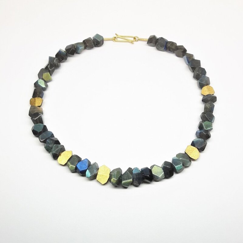 Collier en labradorite, or jaune 18kt, or fin et argent 925-. noirci. Pièce unique. 