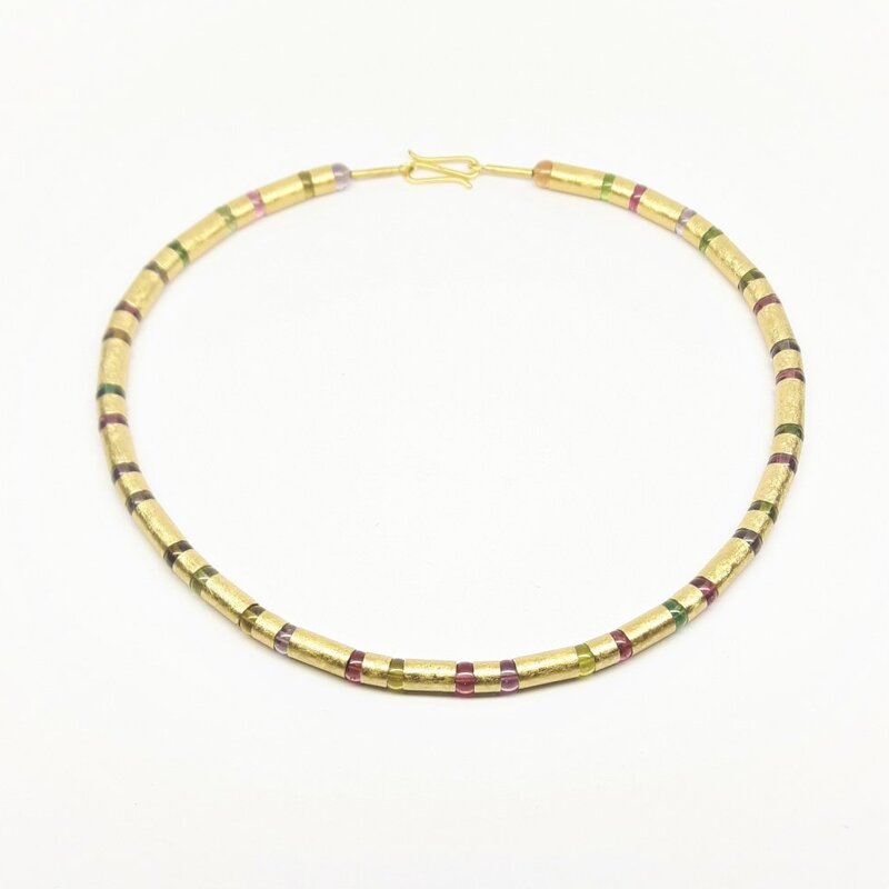 Collier en or jaune 18kt et boules en tourmaline de très belle qualité. Pièce unique.