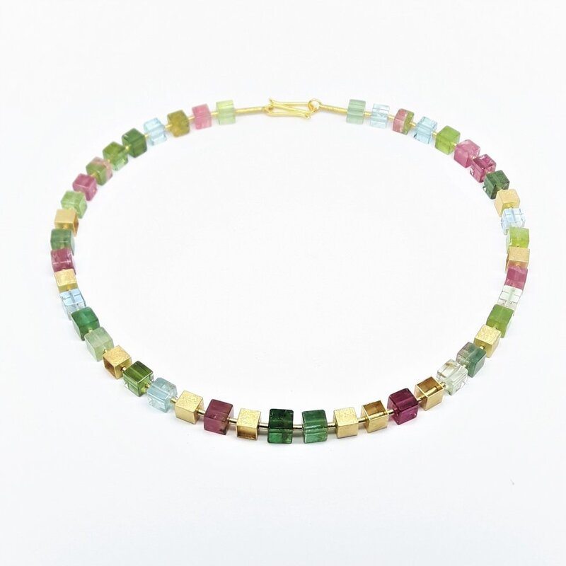 Collier en or jaune 18kt, cubes en aigue-marine et tourmaline. Pièce unique.