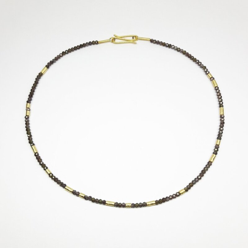 Collier en or jaune 18kt et grenat à couleur changeante. Pièce unique.