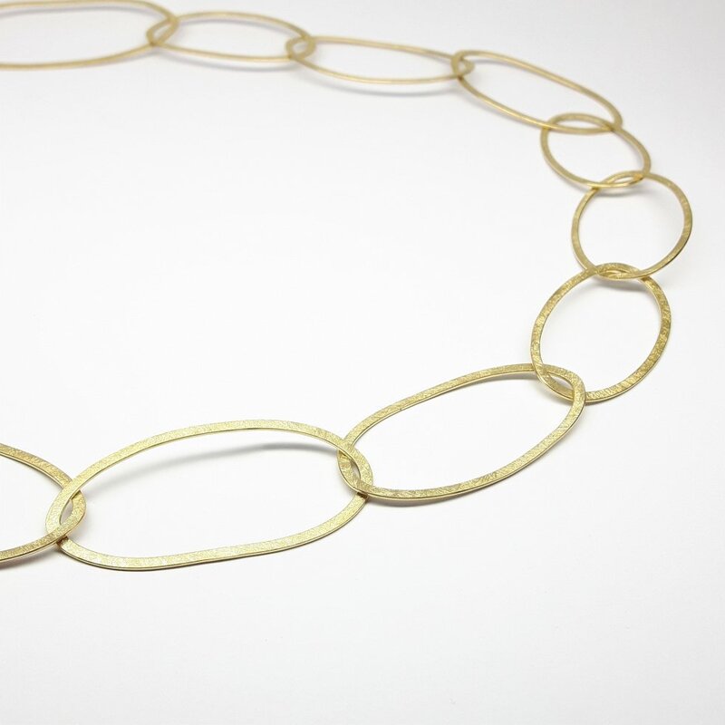 Collier "nimbus", martelé en or jaune 18kt. Pièce unique.