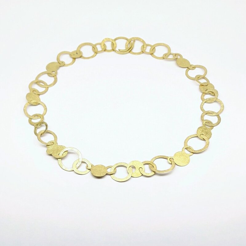 Collier en or jaune 18kt, martelé à la main. Pièce unique.