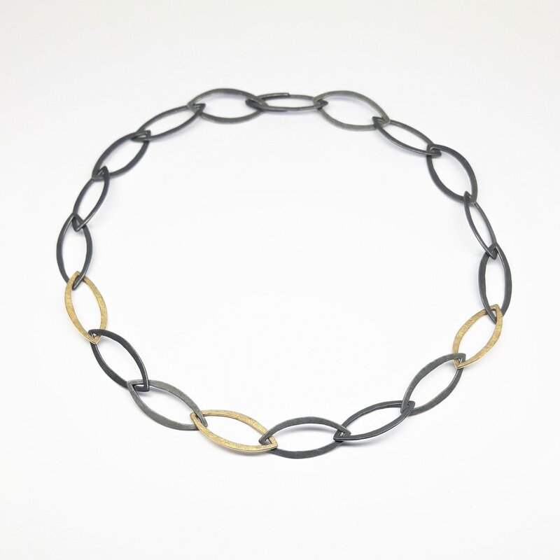 Collier martelé en or jaune 18kt et argent 925/- noirci.