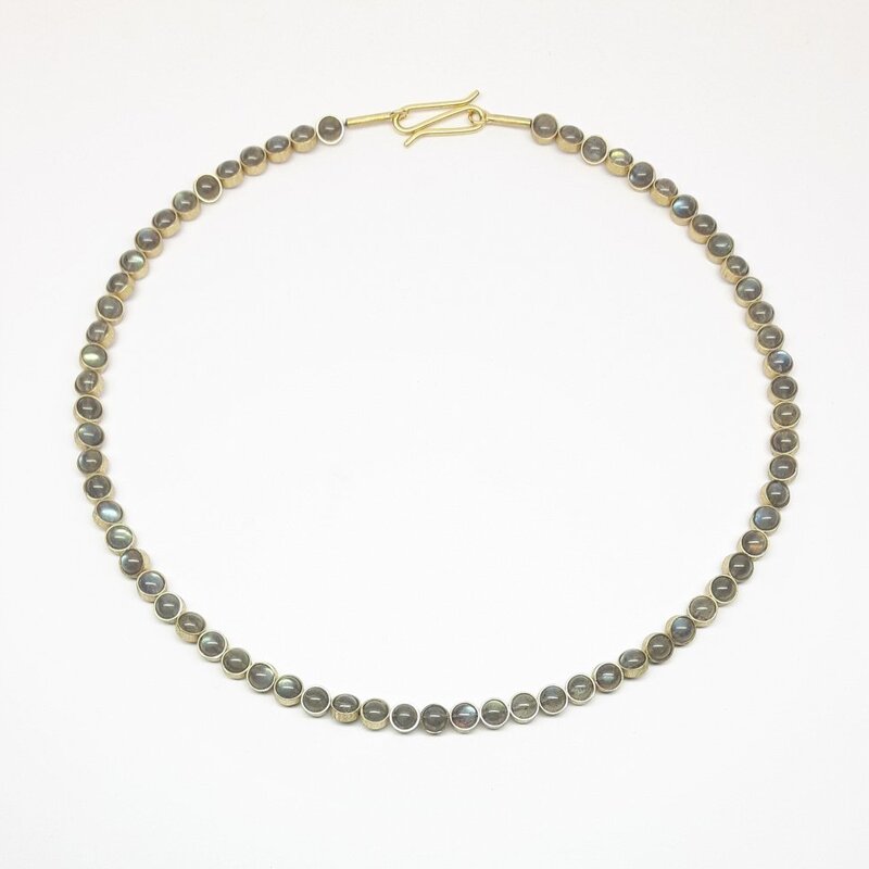 Collier en or jaune 18kt et boules en labradorite Ø5mm.