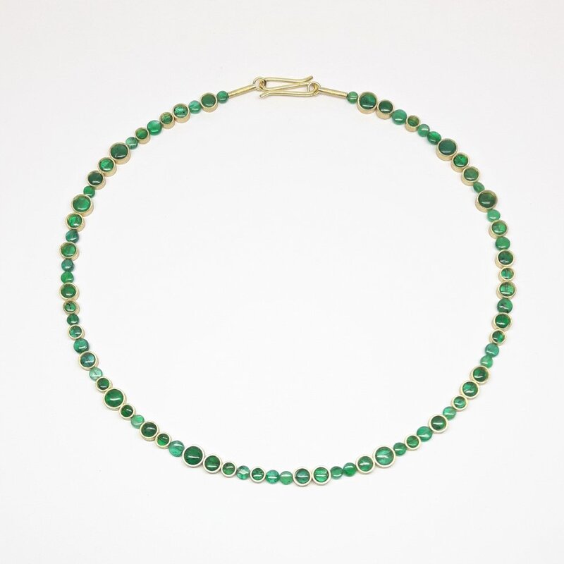 Collier en or jaune 18kt et émeraude en forme de lentilles. Pièce unique.