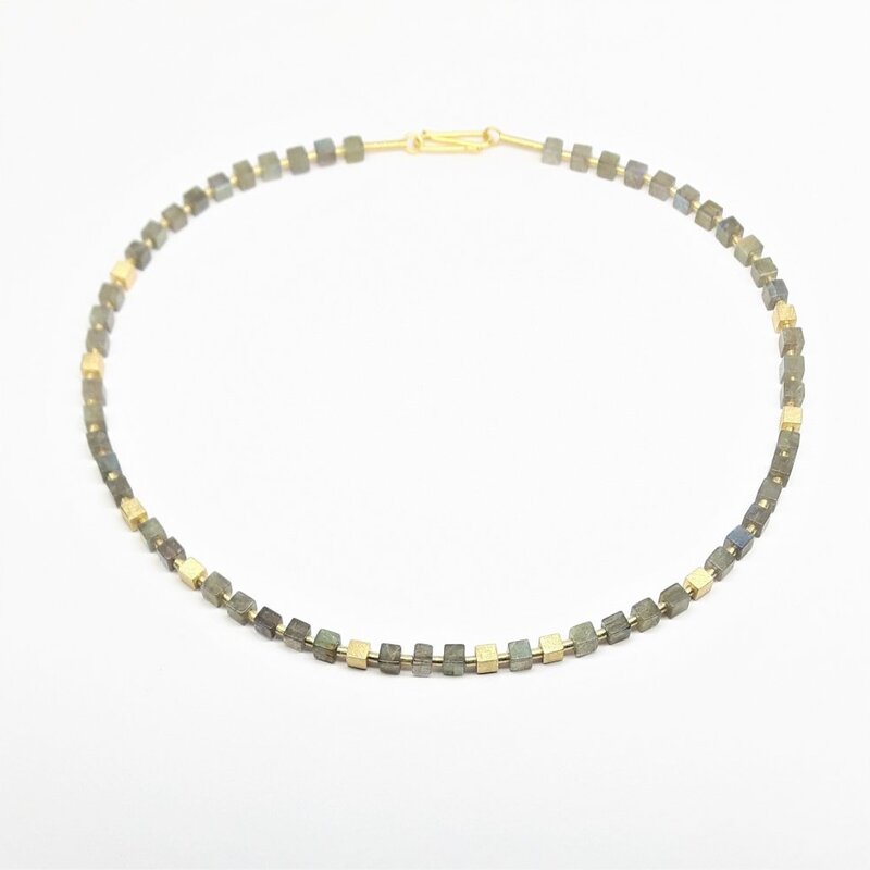 Collier en or jaune 18kt et cubes en labradorite.