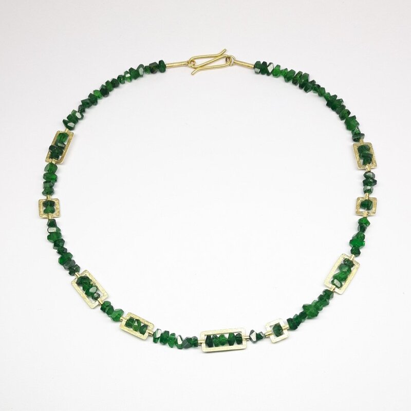 Collier en or jaune 18kt et tsavorites de très belle qualité. Pièce unique.
