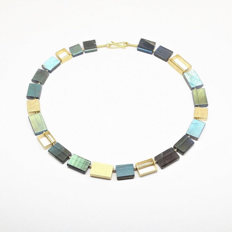 Collier en or jaune 18kt et labradorite.