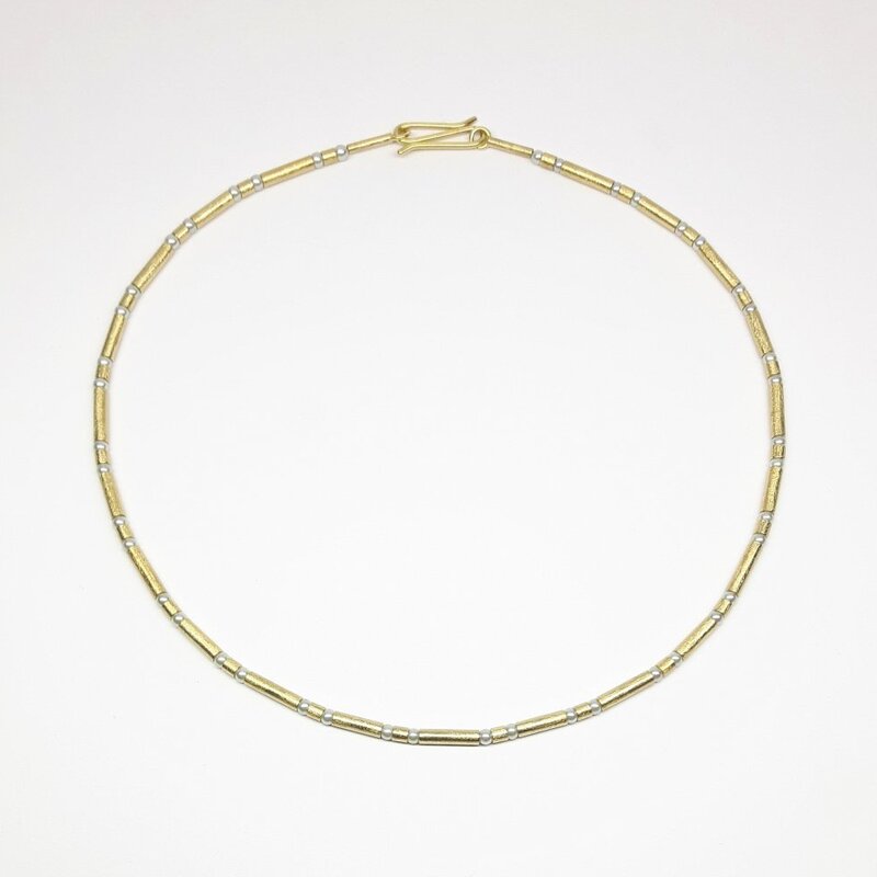 Collier en or jaune 18kt et perles Akoya 3mm.