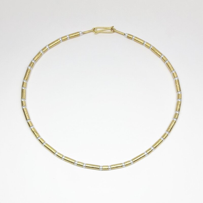 Collier en or jaune 18kt et perles Akoya 4mm.
