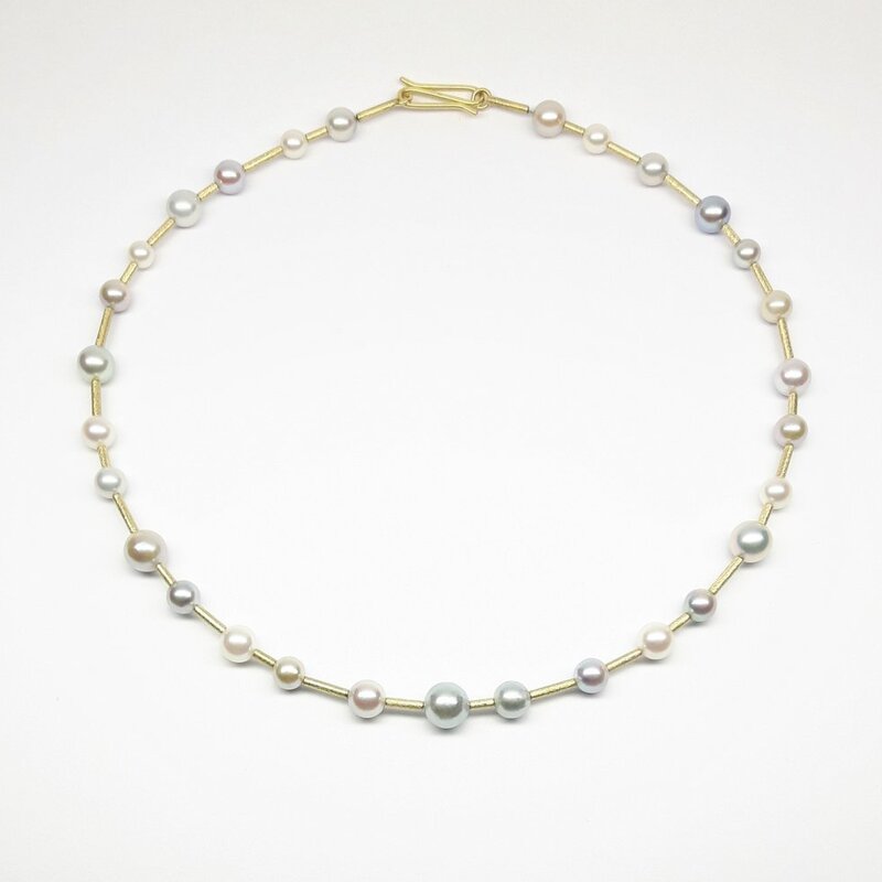 Collier en or jaune 18kt et perles akoya.
