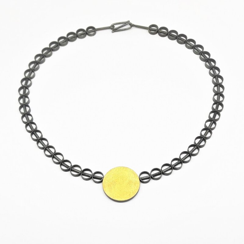 "Big Ol' Sun", collier en or fin 24kt et argent 925/- noirci.