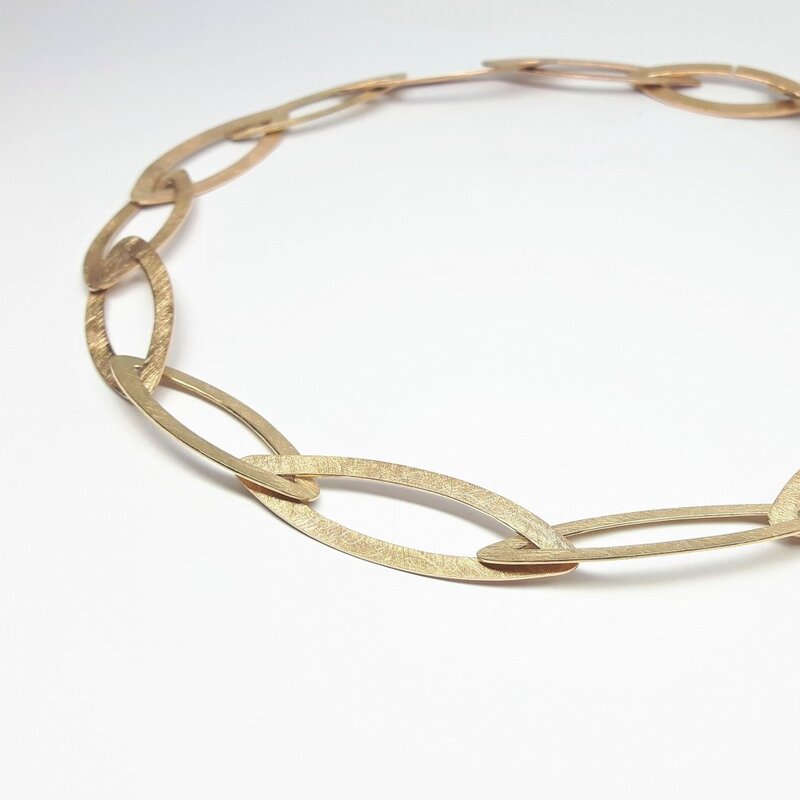 Collier en or rose 18kt martelé. Pièce unique.