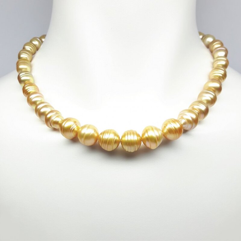 Collier en perles des Mers du Sud et or jaune 18kt. Pièce unique.