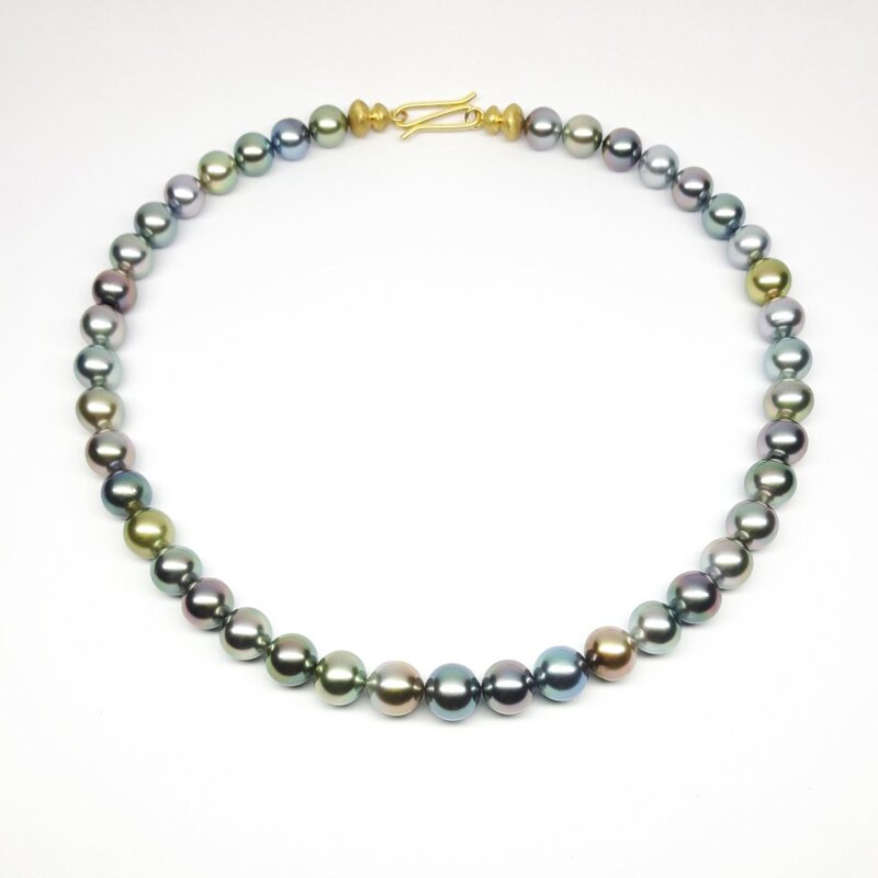 Collier en perles de Tahiti uniques Ø9-11mm et or jaune 18kt.
