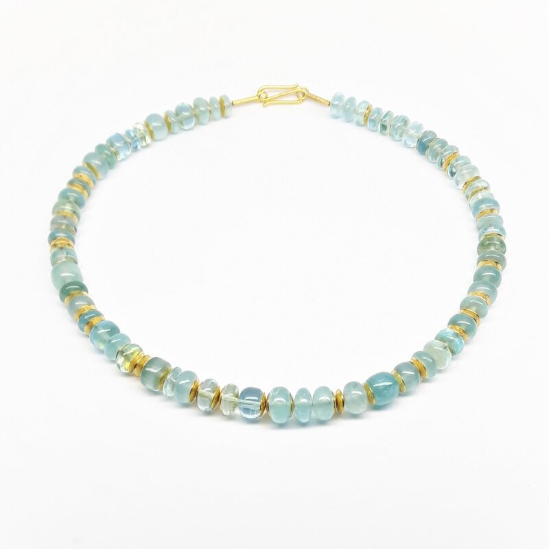 Collier en or jaune 18kt et rondelles en aigue-marine de très belle qualité. Pièce unique.