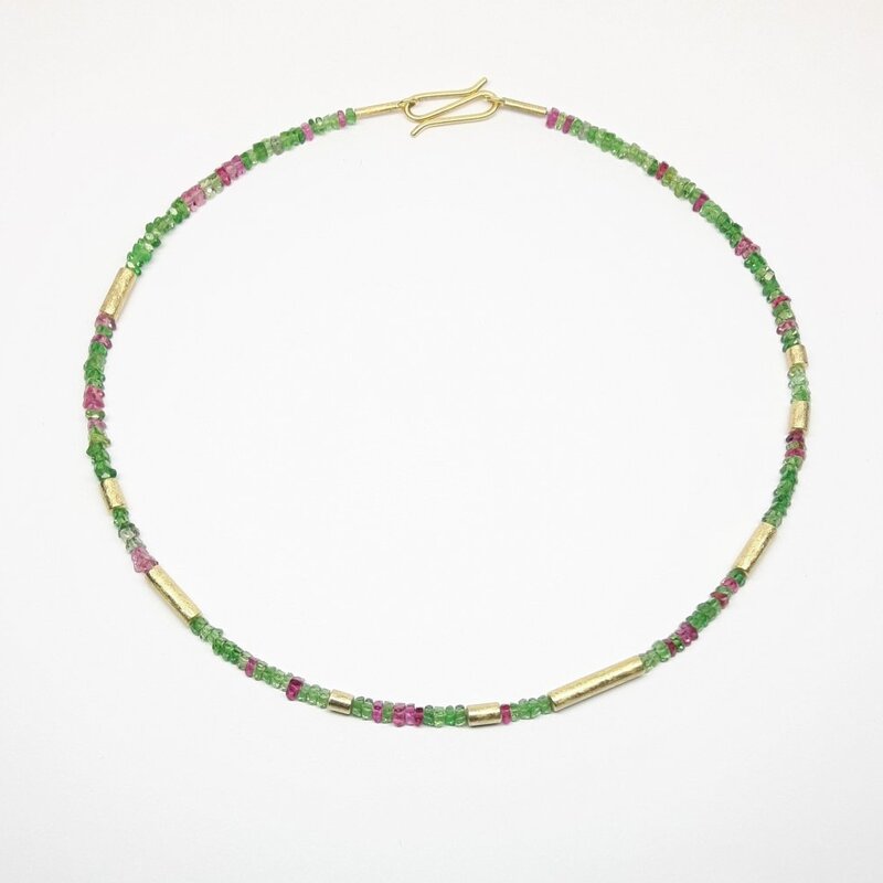 Collier en or jaune 18kt, tsavorite et tourmaline rose. Pièce unique.