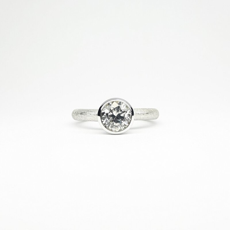 "combiring medium", or blanc 18kt et zircon naturel blanc Ø7mm.