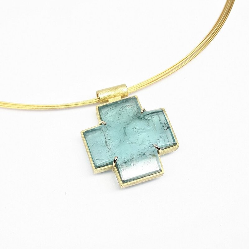 Croix en tourmaline indigolite et or jaune 18kt. Pièce unique.