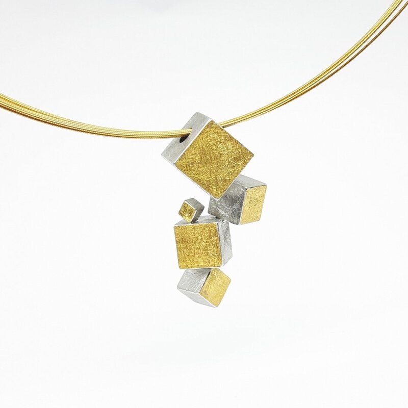 "dancing cubes", pendentif en or fin et argent 925/-. 