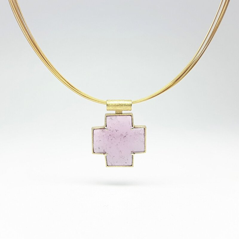 Croix en tourmaline rose et or jaune 18kt. Pièce unique.