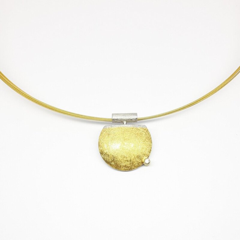 Pendentif en argent 925/-, or fin, or jaune 18kt et diamant.