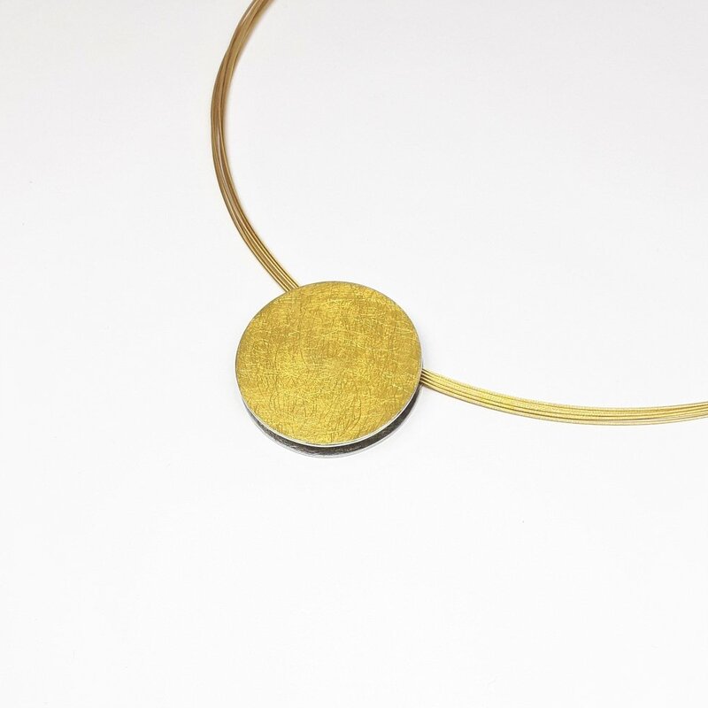 Pendentif en or fin et argent, se porte des deux côtés.