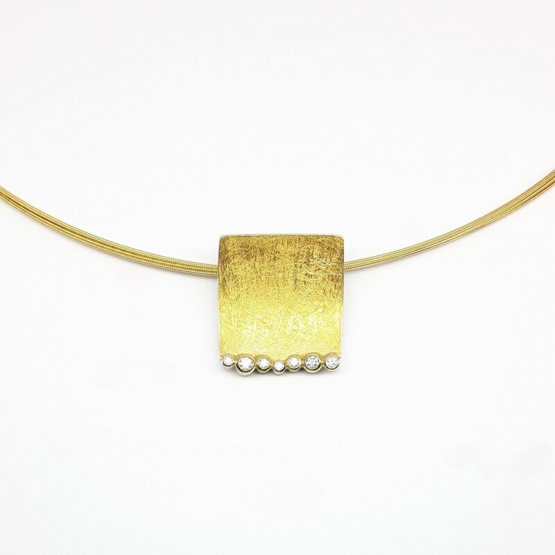 Pendentif en or jaune 18kt, or fin, argent et 7 brillants.