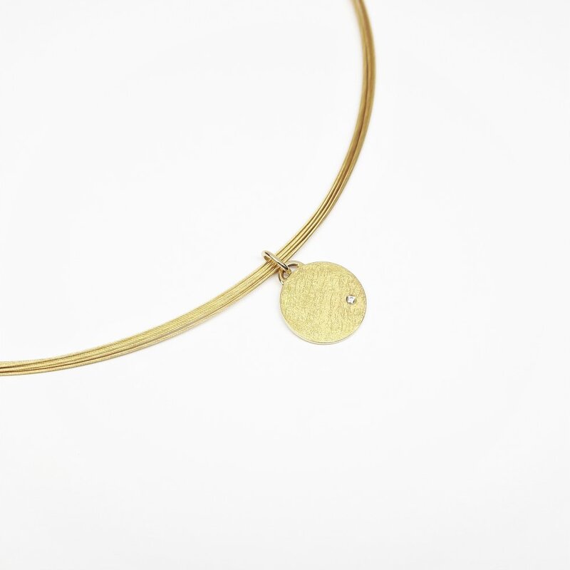 Pendentif en or jaune 18kt et diamant.