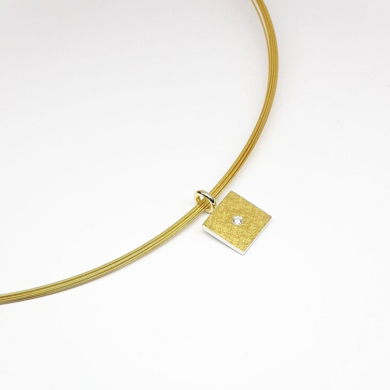 Pendentif en or fin, or jaune 18kt, argent 925-. et diamant.