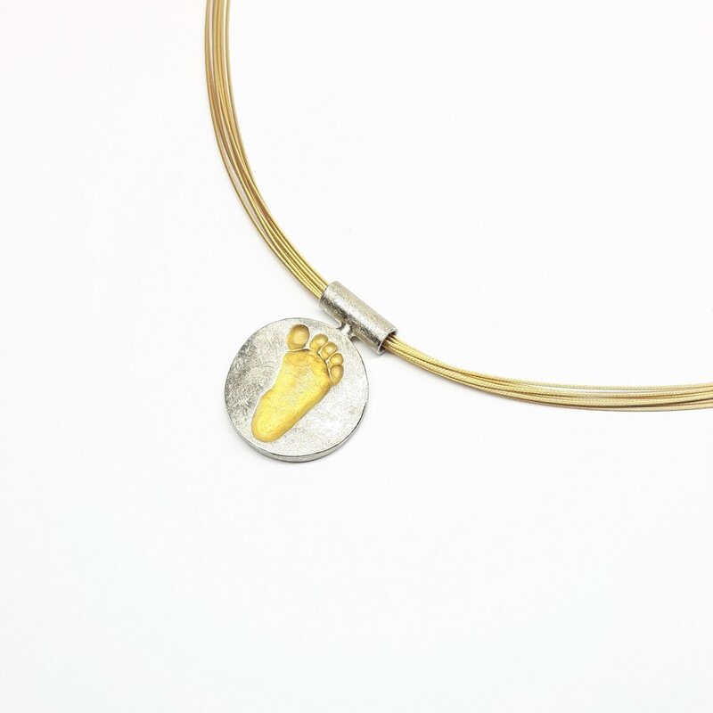"empreinte", pendentif en argent 925/. et or fin. Pièce unique.