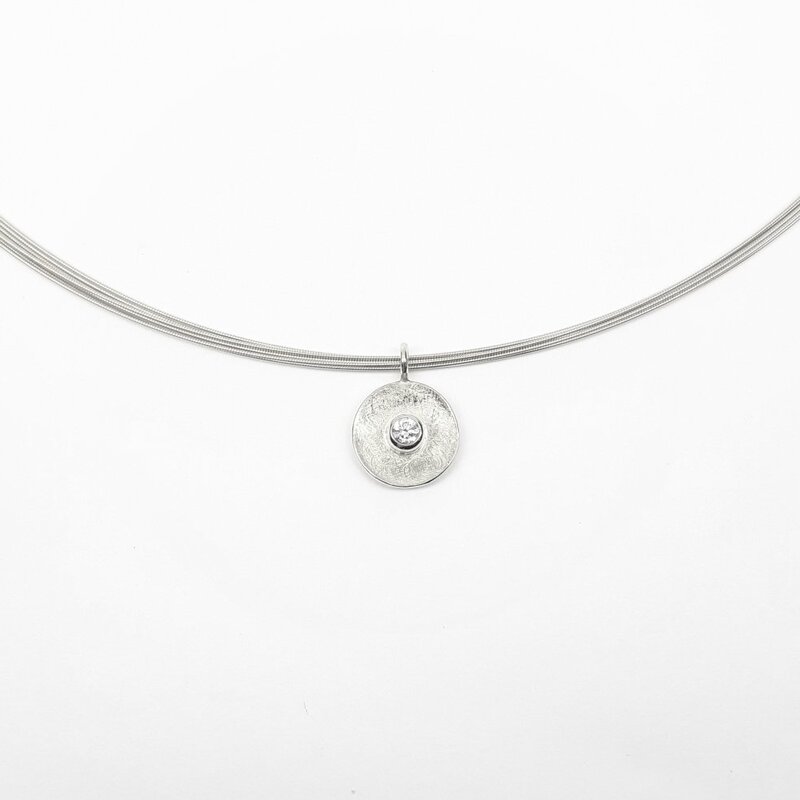 Pendentif en or blanc 18kt et brillant 0,1ct.