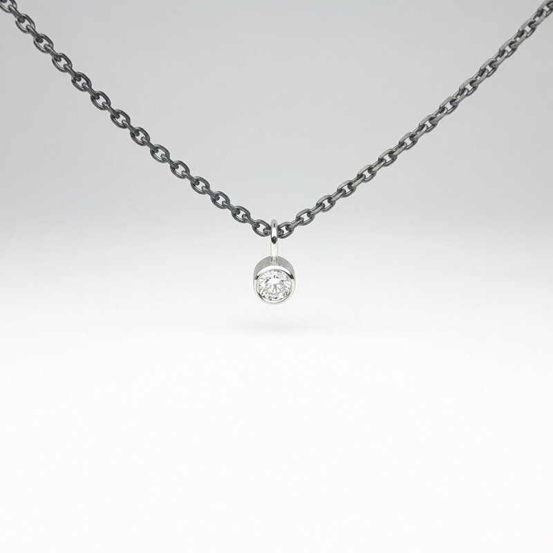 Pendentif en or blanc 18kt et brillant 0,25ct.
