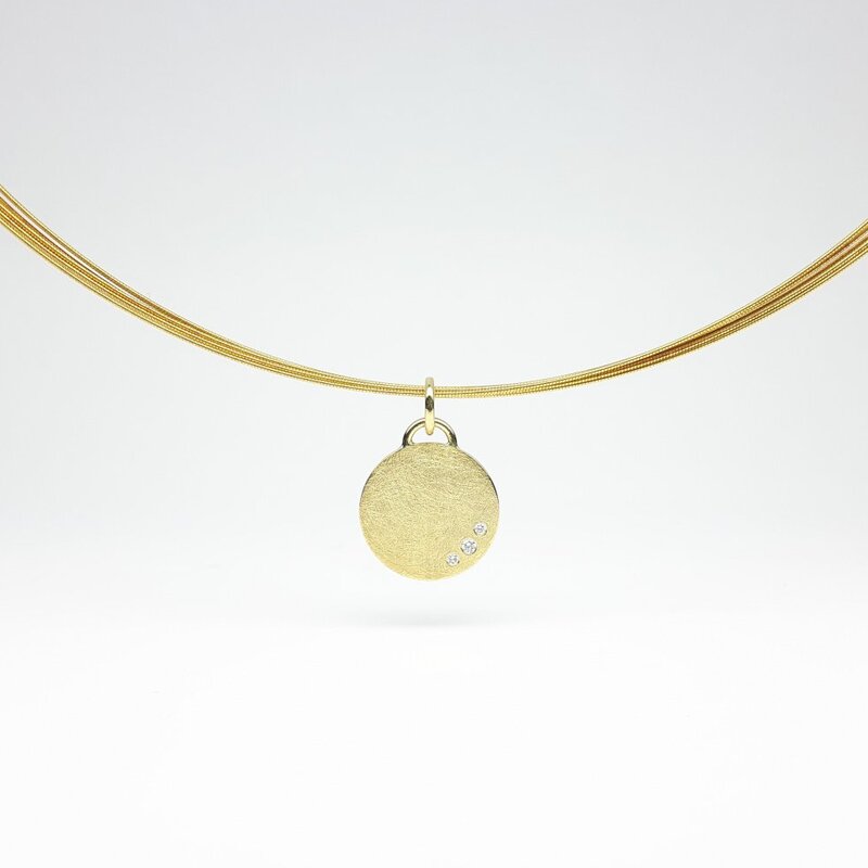 Pendentif en or jaune 18kt et 3 diamants.