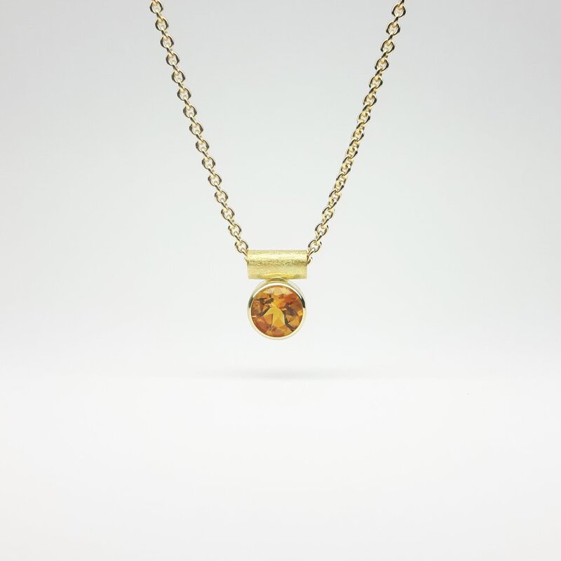 Pendentif en or jaune 18kt et citrine Ø7mm.