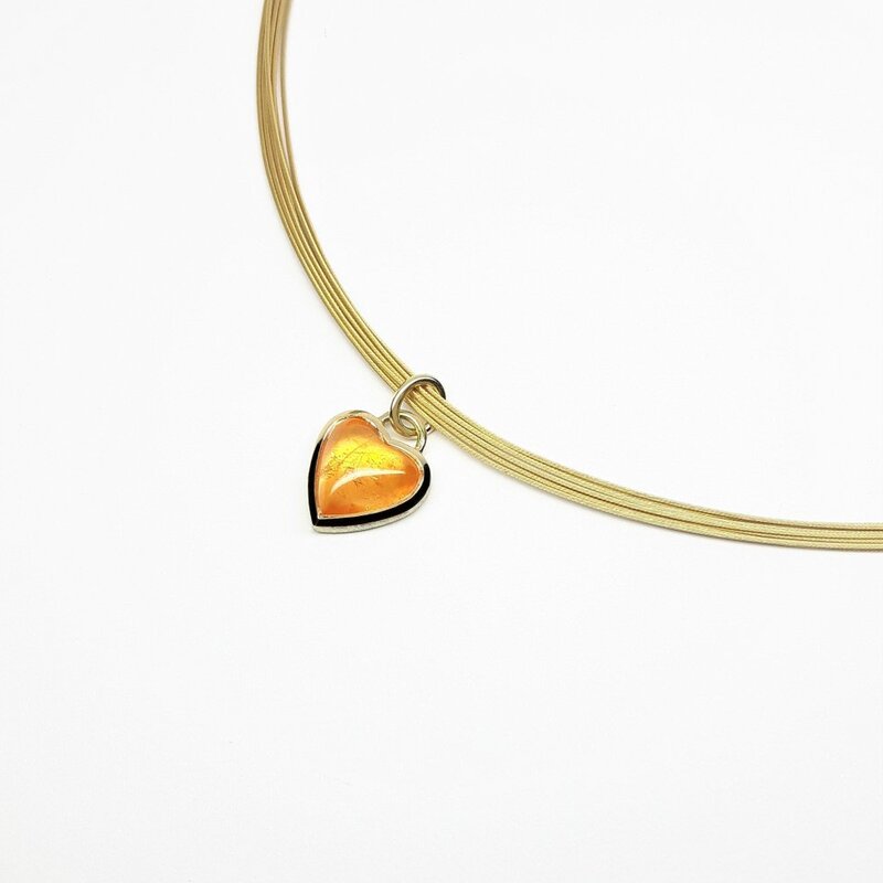 Pendentif en or jaune 18kt et coeur en grenat mandarin. Pièce unique.