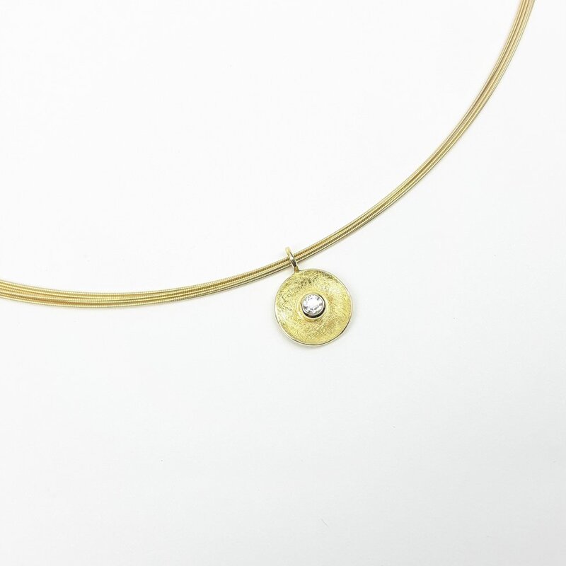Pendentif en or jaune 18kt et brillant 0,1ct.