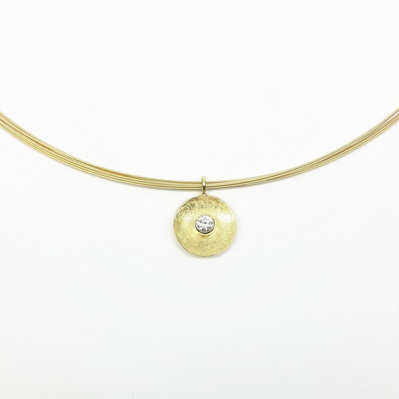 Pendentif en or jaune 18kt avec 1 brillant 0.20ct.