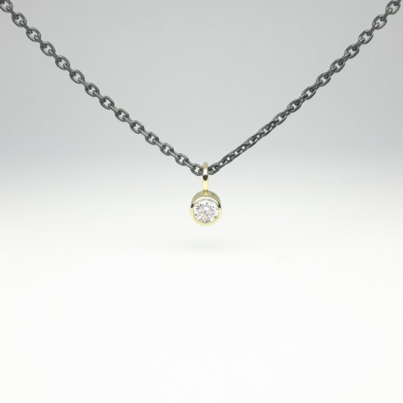 Pendentif en or jaune 18kt et brillant 0,25ct.