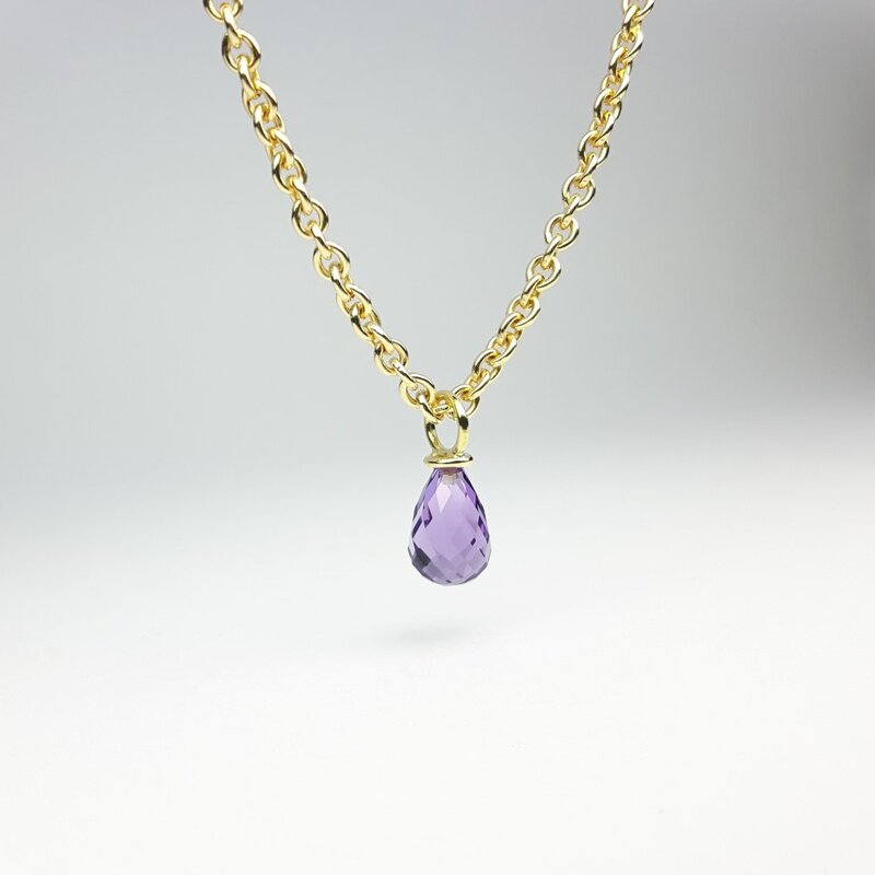 Pendentif en or jaune 18kt et pampille en améthyste.
