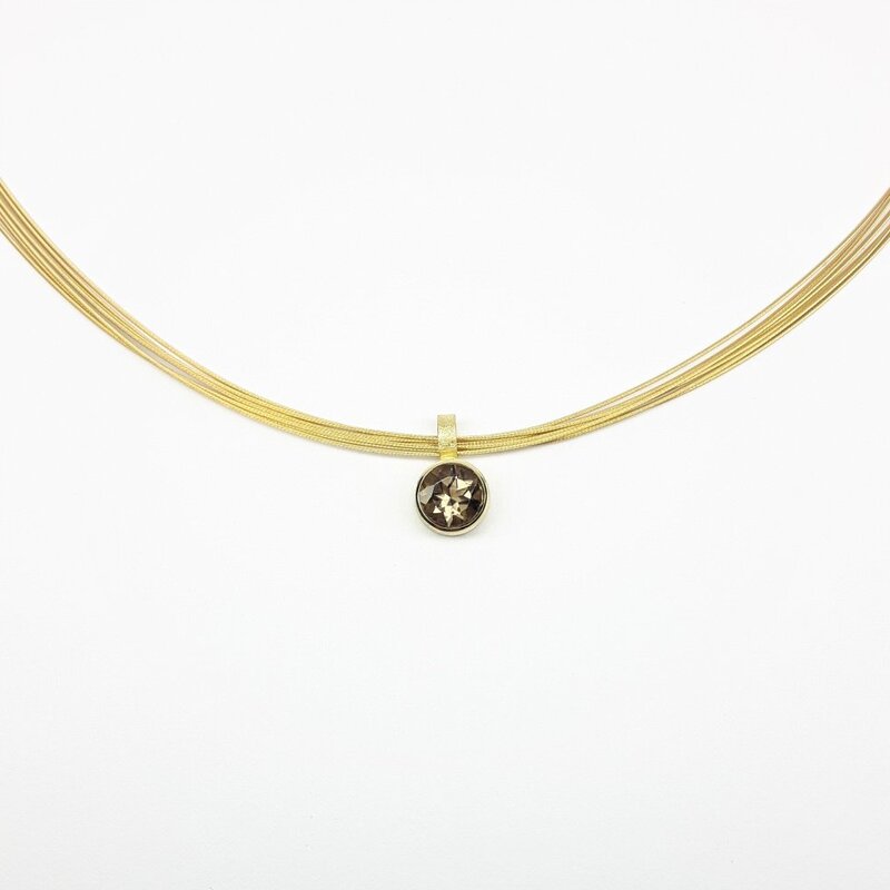 Pendentif en or jaune 18kt et quartz fumé Ø7mm.