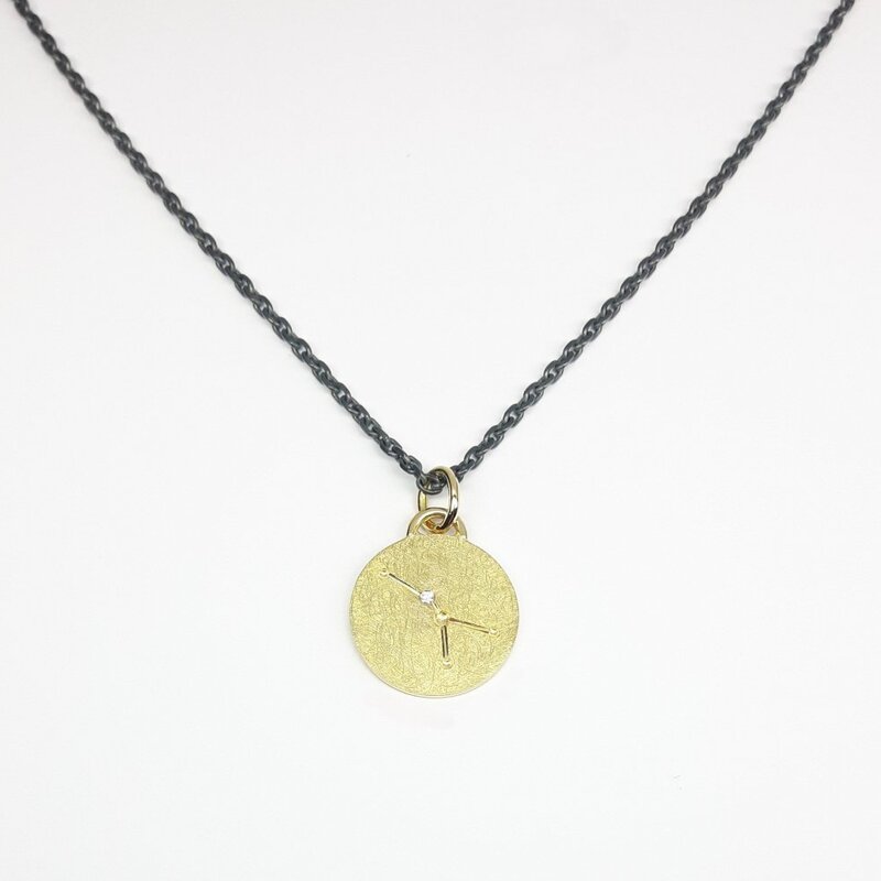 "cancer", pendentif signe du zodiaque en jaune 18kt et diamant.